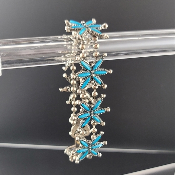 Beautiful turquoise and silver flower design bracelet - Picture 1 of 5